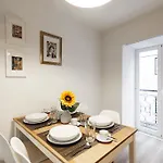 Whome | Alfama Premium Apartman *
